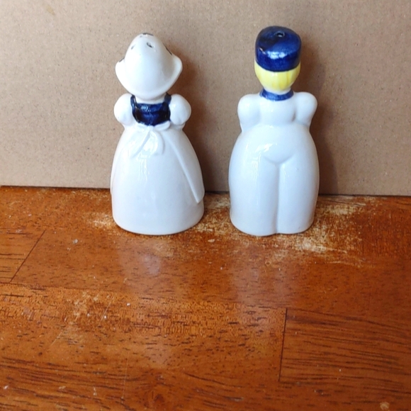 Cute Dutch Boy and Girl Salt and Pepper Shaker - Picture 2 of 6